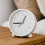 Vaanar Sena Metal Analog Alarm Clock – 4-Inch Silent Non-Ticking Small Clock With Night Light, Battery Operated, Simple Design For Bedroom, Bedside, Or Desk (White)