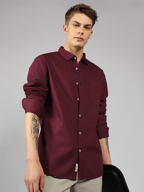 Dennis Lingo Men Solid Casual Maroon Shirt